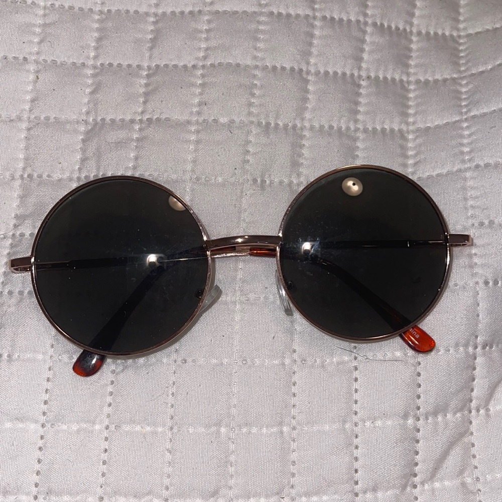 Round sunglasses with gold frame